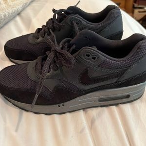 Black on black Nike Airmax women’s size 8
